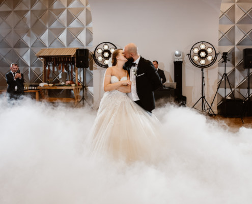 DJ na wesele w stylu glamour - taniec w chmurach